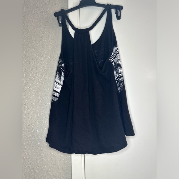 Black tank top with white palm trees size Large. - Picture 2 of 2